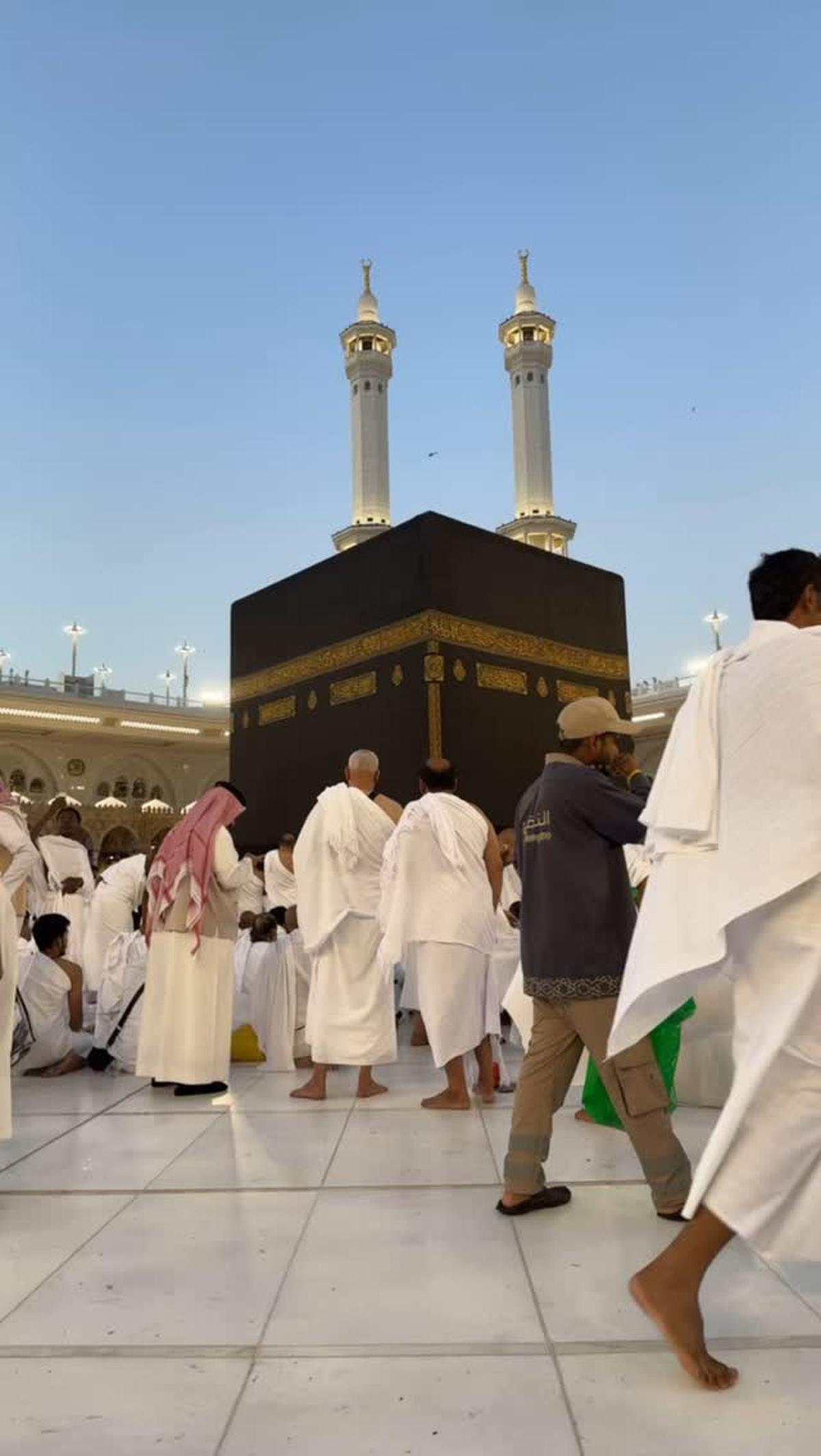Umrah di Bulan Ramadan, Uya Kuya Perlihatkan Suasana Menunggu Buka Puasa di Depan Ka'bah