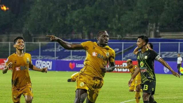 Striker Bhayangkara FC Herman Dzumafo.