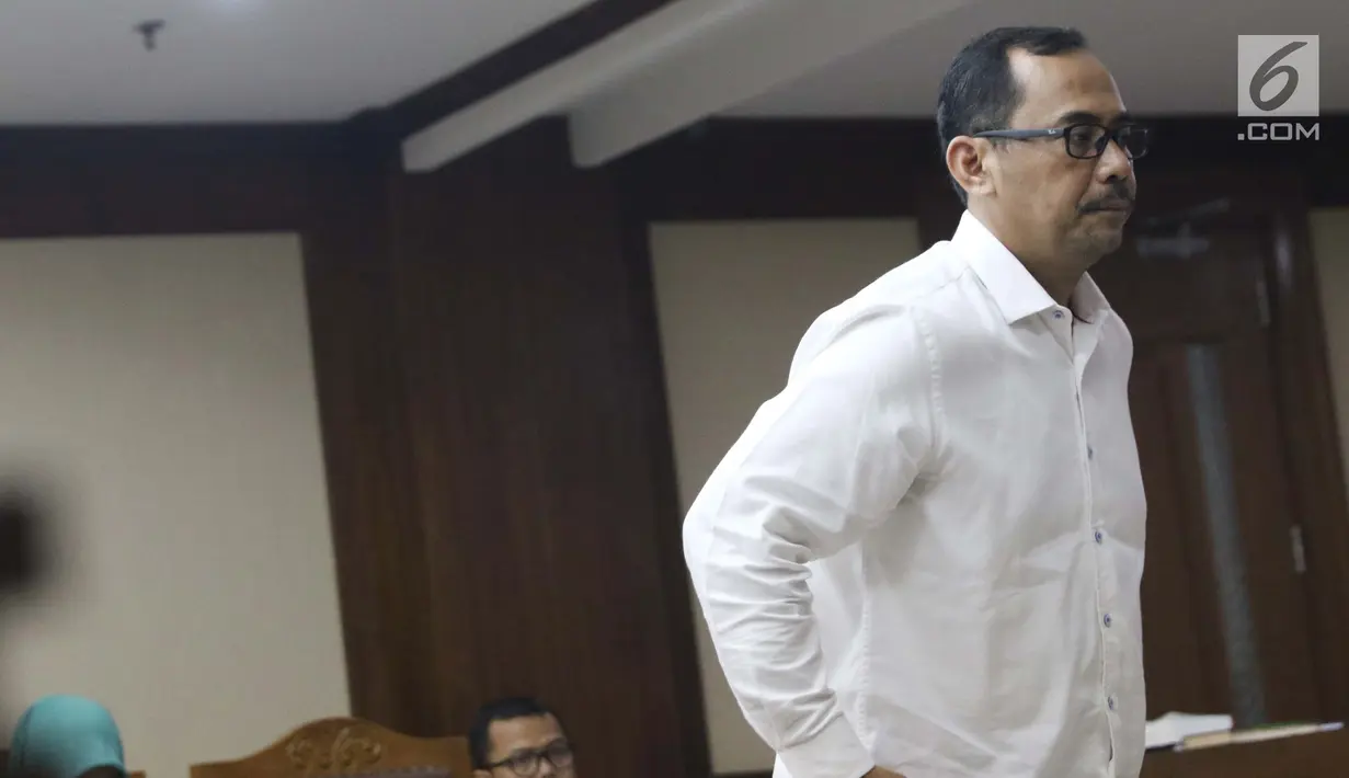 Kepala Kanwil Kemenag Jawa Timur, Haris Hasanuddin yang juga tersangka dugaan pemberian suap kepada anggota DPR Romahurmuziy saat menjalani sidang pembacaan dakwaan di Pengadilan Tipikor, Jakarta, Rabu (29/5). (Liputan6.com/Helmi Fithriansyah)