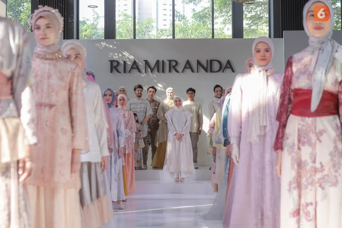 Desainer Ria Miranda memperkenalkan koleksi busana terbaru, Raya.