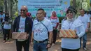 Dirut PT Pembangunan Jaya Ancol Paul Tehusijarana, Kepala Sekolah SD Taman Jaya Kampung Sumur Banten Supriatna dan Ketua Presidium Majelis Nasional Forhati Hanifah Husein saat kegiatan rekreasi di Ancol Jakarta, Selasa (26/2). (Liputan6.com/Faizal Fanani)