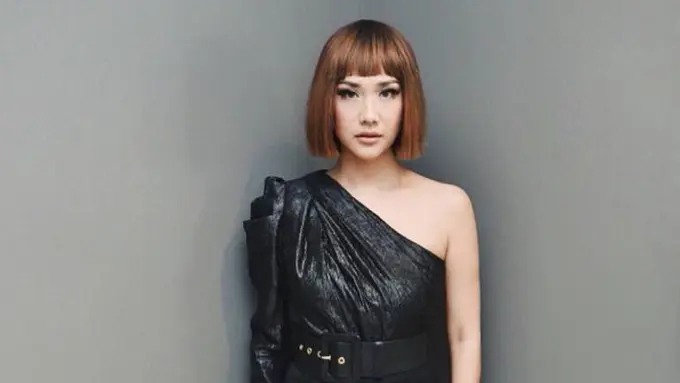 [Bintang] Gaya Rambut Ala Cleopatra, Cantiknya Makeup Bunga Citra Lestari Seperti Boneka Hidup