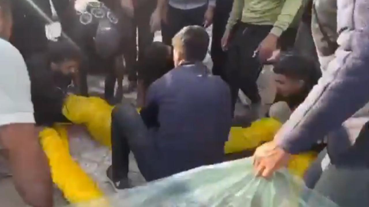 Kejamnya Dunia pada Gaza, Kain Kafan Tak Ada lagi Jenazah Korban Genosida Israel Dibungkus Pakai Kantong Plastik