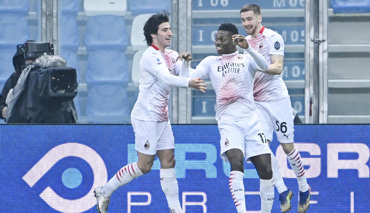 Penyerang AC Milan, Rafael Leao, melakukan selebrasi usai mencetak gol ke gawang Sassuolo pada laga Liga Italia di Stadion Mapei, Minggu (20/12/2020). AC Milan menang dengan skor 2-1. (Alberto Pizzoli/AFP)