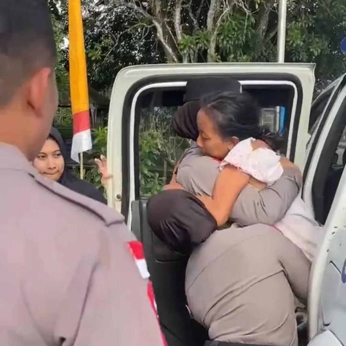 Aksi Heroik Polwan dan Satlantas Bantu Ibu Hamil yang Akan Melahirkan di Sambas, Viral