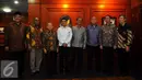 Sejumlah mantan mentri PAN-RB berfoto bersama usai acara reuni Kementrian PANRB di kawasan Jakarta Selatan, Selasa, (23/2). Pertemuan ini beragendakan mencari solusi terbaik dalam percepatan reformasi birokrasi. (Liputan6.com/Faisal R Syam)