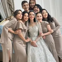 Bridesmaid Susan Sameh bertabur bintang, Natasha Wilona, Jihane Almira, dan Indah Permatasari tampil kompak mengenakan baju serba coklat dengan berbagai model sebagai dress code bridesmaid. [@natashawilona12]