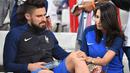  Pemain Prancis, Olivier Giroud saat dipijat istrinya  Jennifer Giroud usai menang atas Jerman 2-0 pada semi-final Piala Eropa 2016 di Stade Velodrome, Marseille (7/7/2016). (AFP/Franck Fife)