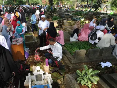 Sejumlah warga melakukan ziarah kubur di TPU Dreded  Bogor (15/6). Hari Raya Idul Fitri 1439 H dimanfaatkan warga untuk melakukan ziarah kubur bagi keluarga dan kerabat yang sudah meninggal. (Merdeka.com/Arie Basuki)