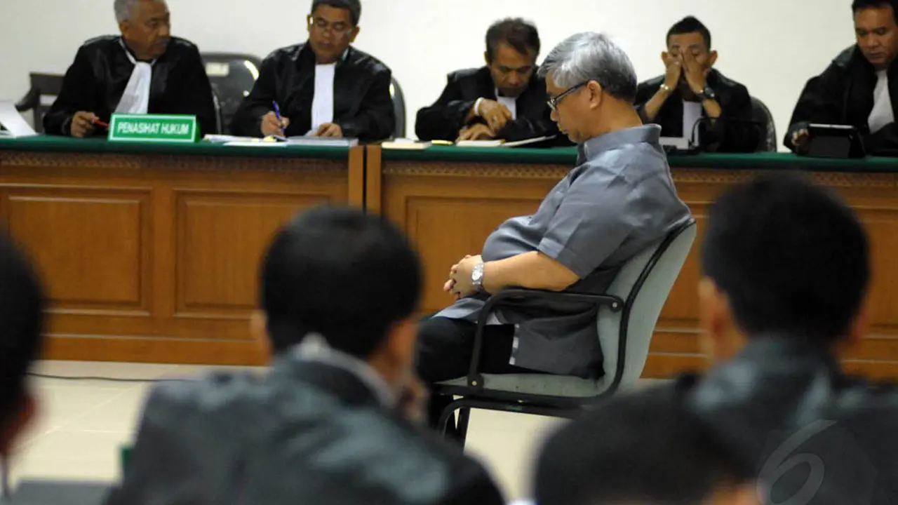 Akil Mochtar Dituntut Pidana Seumur Hidup