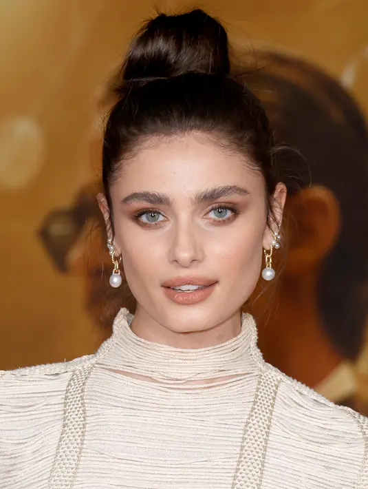 <p>Taylor Hill menghadiri pemutaran perdana film "Babylon" di Academy Museum of Motion Pictures, Los Angeles, California, Amerika Serikat, 15 Desember 2022. Penata rias Virginia Young menyapu alis lebat Hill ke atas dan mengaplikasikan matanya yang berwarna perunggu. (Frazer Harrison/Getty Images/AFP)</p>