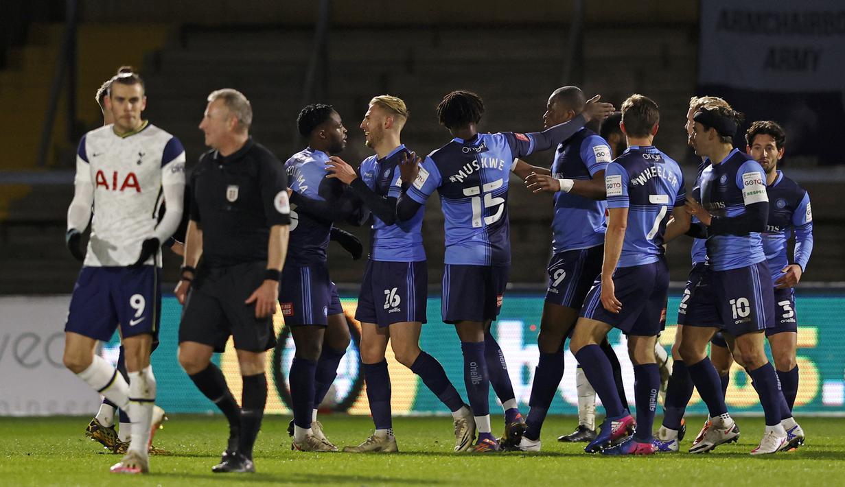 Para pemain Wycombe Wanderers merayakan gol ke gawang Tottenham Hotspur yang dicetak gelandang Fred Onyedinua (ketiga dari kiri) dalam laga babak keempat Piala FA 2020/21 di Adams Park Stadium, Senin (25/1/2021). Wycombe Wanderers kalah 1-4 dari Tottenham Hotspur. (AFP/Adrian Dennis)