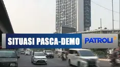 Garis polisi masih melingkar di pos polisi yang sempat dibakar massa tadi malam.