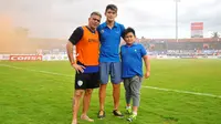 Cristian Gonzales dan dua putranya, Michael serta Fernando, menyampaikan nazar jelang semifinal Piala Gubernur Kaltim. (Bola.com/Iwan Setiawan)