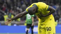 Pemain Inter Milan, Romelu Lukaku, melakukan selebrasi setelah mencetak gol ke gawang Sassuolo pada laga Liga Italia di Stadion Giuseppe Meazza, Minggu (14/5/2024). Inter Milan menang dengan skor 4-2 atas Sassuolo. (AP Photo/Antonio Calanni)