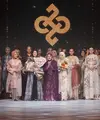 Bertempat di Astor Ballroom, The St. Regis Jakarta, Heaven Lights menghadirkan 60 looks yang memadukan pesona klasik Malayan dengan inovasi modern, menciptakan karya yang mengangkat perpaduan budaya dalam estetika yang istimewa. Lebih dari sekadar koleksi busana, SERUNI adalah perjalanan menelusuri keindahan Timur.  [Dok. Heaven Lights]