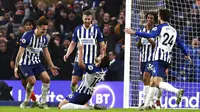 Para pemain Brighton and Hove Albion merayakan gol yang dicetak oleh Alireza Jahanbakhsh ke gawang Chelsea pada laga Premier League di Stadion AMEX, Rabu (1/1/2020). Kedua tim bermain imbang 1-1. (AP/(Gareth Fuller)