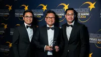 Direktur Jaringan dan Retail Banking Bank Mandiri Aquarius Rudianto saat mewakili Bank Mandiri menerima penghargaan dalam ajang Euromoney 2024.