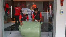Patut diketahui, pengiriman tim dan bantuan tenaga kesehatan ini merupakan instruksi langsung Ketua Umum Megawati Soekarnoputri untuk mempercepat pemulihan korban banjir bandang. Tampak dalam foto, dua relawan Partai Demokrasi Indonesia Perjuangan (PDIP) saat mengangkut bantuan untuk korban terdampak bencana Sumatera di halaman Sekolah Partai PDIP, Lenteng Agung, Jakarta Selatan, Senin (29/12/2025). (merdeka.com/Arie Basuki)