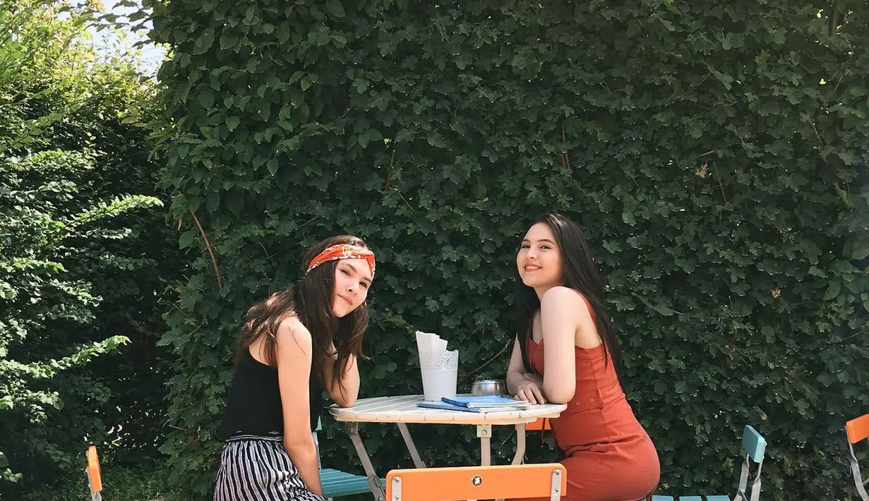 Kembali bertemu, Olivia Jensen menghabiskan waktunya bersama Sabrina Jensen. Bisa tebak, yang mana Olivia Jensen? (Foto: Instagram/@sabjensen)