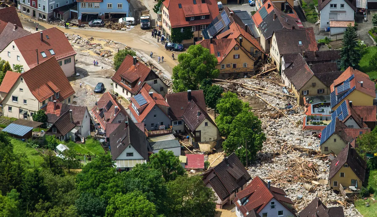 Suasana wilayah Braunsbach pasca banjir di Jerman selatan (30/5). Hujan deras disertai badai kencang itu telah merusak banyak fasilitas umum dan ratusan bangunan. (Marijan Murat / dpa / AFP) 