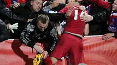 Pemain Serbia Vukasin Jovanovic melakukan selebrasi dengan para suporter setelah berhasil mengalahkan Brasil pada Final Piala Dunia U-20. (AFP PHOTO / Michael Bradley)