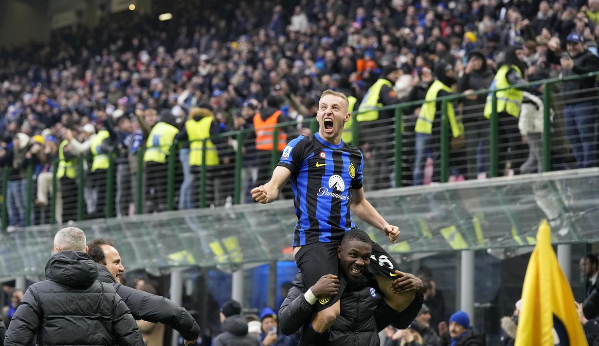 Pemain Inter Milan, Davide Frattesi digendong oleh rekannya saat melakukan selebrasi setelah mencetak gol kemenangan ke gawang Hellas Verona pada laga lanjutan Liga Italia 2023/2024 di Giuseppe-Meazza Stadium, Milan, Italia, Sabtu (07/01/2023) dini hari WIB. (AP Photo/Antonio Calanni)