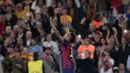 Neymar menerima sorak sorai publik Camp Nou saat membawa Barca unggul aggregate 4 - 1. Sumber: UEFA.