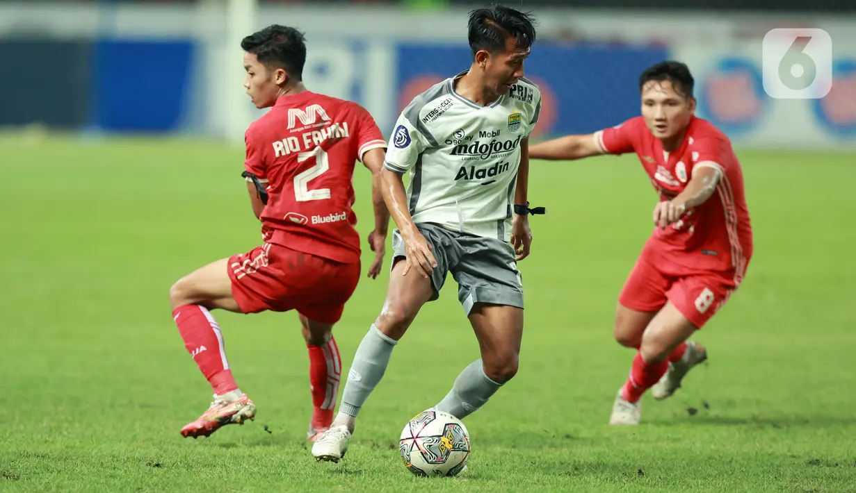 Pasukan Thomas Doll tersebut masih berada di posisi ketiga klasemen sementara Liga 1 Indonesia dengan total 57 poin dari 31 laga.  (Bola.com/M Iqbal Ichsan)