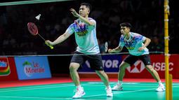 Pebulu tangkis ganda putra Indonesia, Moh Reza Pahlevi/Sabar Gutama melakukan servis ke arah pasangan Malaysia, Chia Weijie/Lwi Sheng Hao dalam laga 32 besar Indonesia Masters 2026 di Istora, Senayan, Jakarta, Selasa (20/01/2026). (Bola.com/Bagaskara Lazuardi)