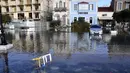 Air laut menutupi jalan setelah gempa bumi di pelabuhan Vathi di pulau Aegean timur Samos, Yunani (30/10/2020). Gempa bumi kuat melanda Laut Aegea antara pantai Turki dan pulau Samos di Yunani. (AP Photo / Michael Svarnias)