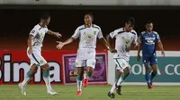 Bek Persebaya Surabaya, Mokhamad Syaifuddin (tengah) melakukan selebrasi usai mencetak gol kedua timnya ke gawang Persib Bandung dalam laga perempatfinal Piala Menpora 2021 di Stadion Maguwoharjo, Sleman, Minggu (11/4/2021). Persebaya kalah 2-3 dari Persib. (Bola.com/M Iqbal Ichsan)