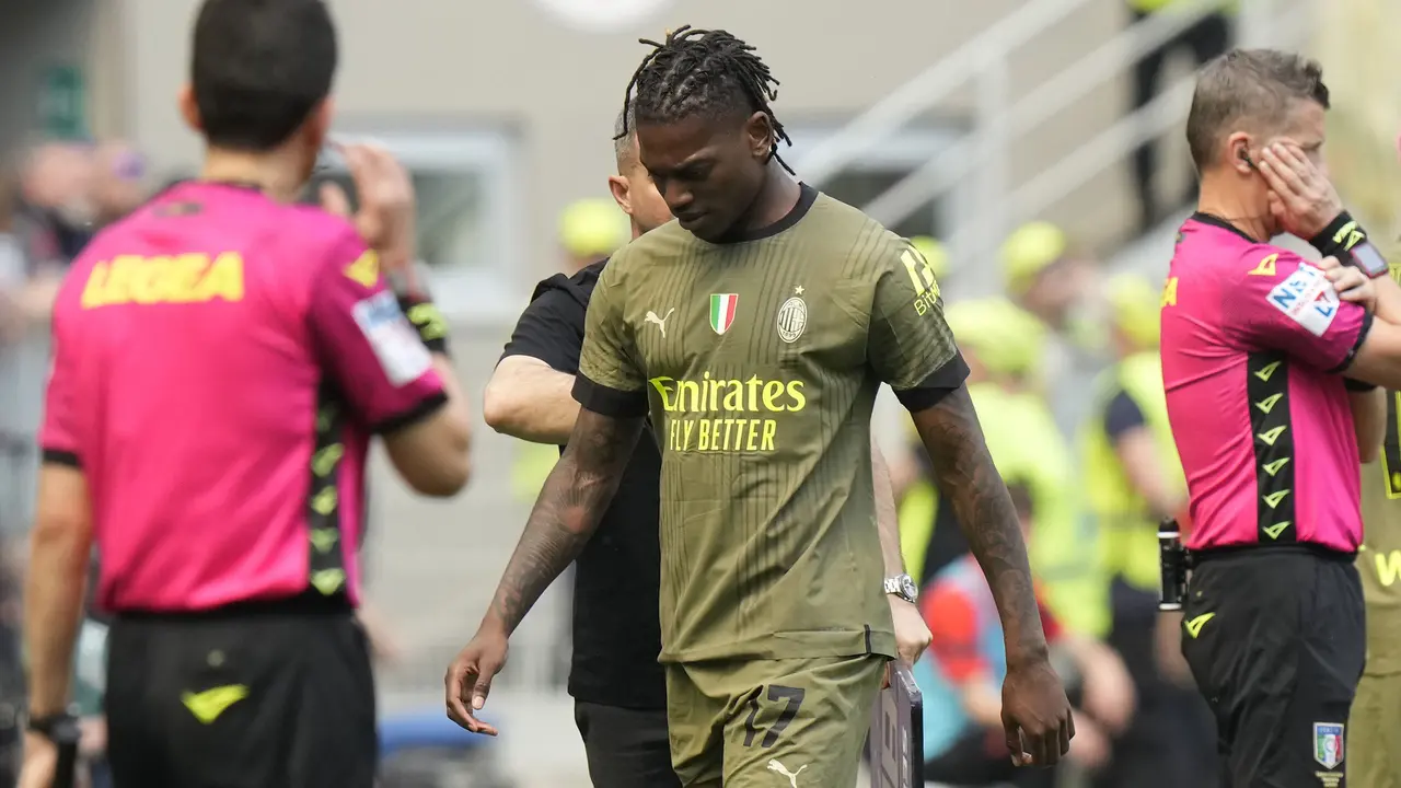 Foto: Kesalnya Rafael Leao saat Ditarik Lebih Awal ketika Laga AC Milan Melawan Lazio di Liga Italia 2022/2023