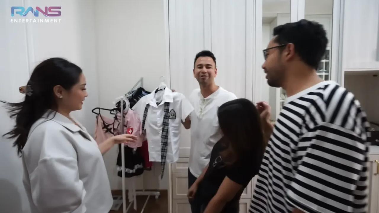 Tak hanya sampai disitu, Raffi Ahmad dan Nagita menunjukan seragam dinas Kiky Saputri&nbsp; yang lainke kamera.&nbsp;
