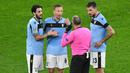 Gelandang Lazio, Lucas Leiva (tengah), berdebat dengan wasit dalam laga lanjutan Liga Champions 2020/21 Grup F melawan Borussia Dortmund di Signal Iduna Park Stadium, Dortmund, Rabu (2/12/2020) waktu setempat. Lazio bermain imbang 1-1 dengan Dortmund (AFP/Bernd Thissen/Pool)