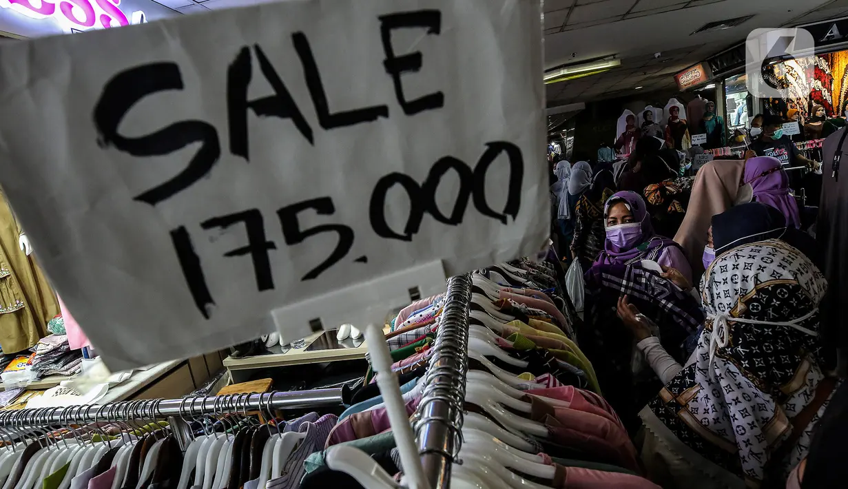 Warga memilih pakaian di Pasar Tanah Abang, Jakarta, Selasa (6/4/2021). Menjelang bulan Ramadan, Pasar Tanah Abang mulai dipadati pengunjung untuk berbelanja busana, namun menurut pedagang jumlah pengunjung bulan Ramadan kali ini tidak seramai sebelum pandemi Covid-19. (Liputan6.com/Johan Tallo)