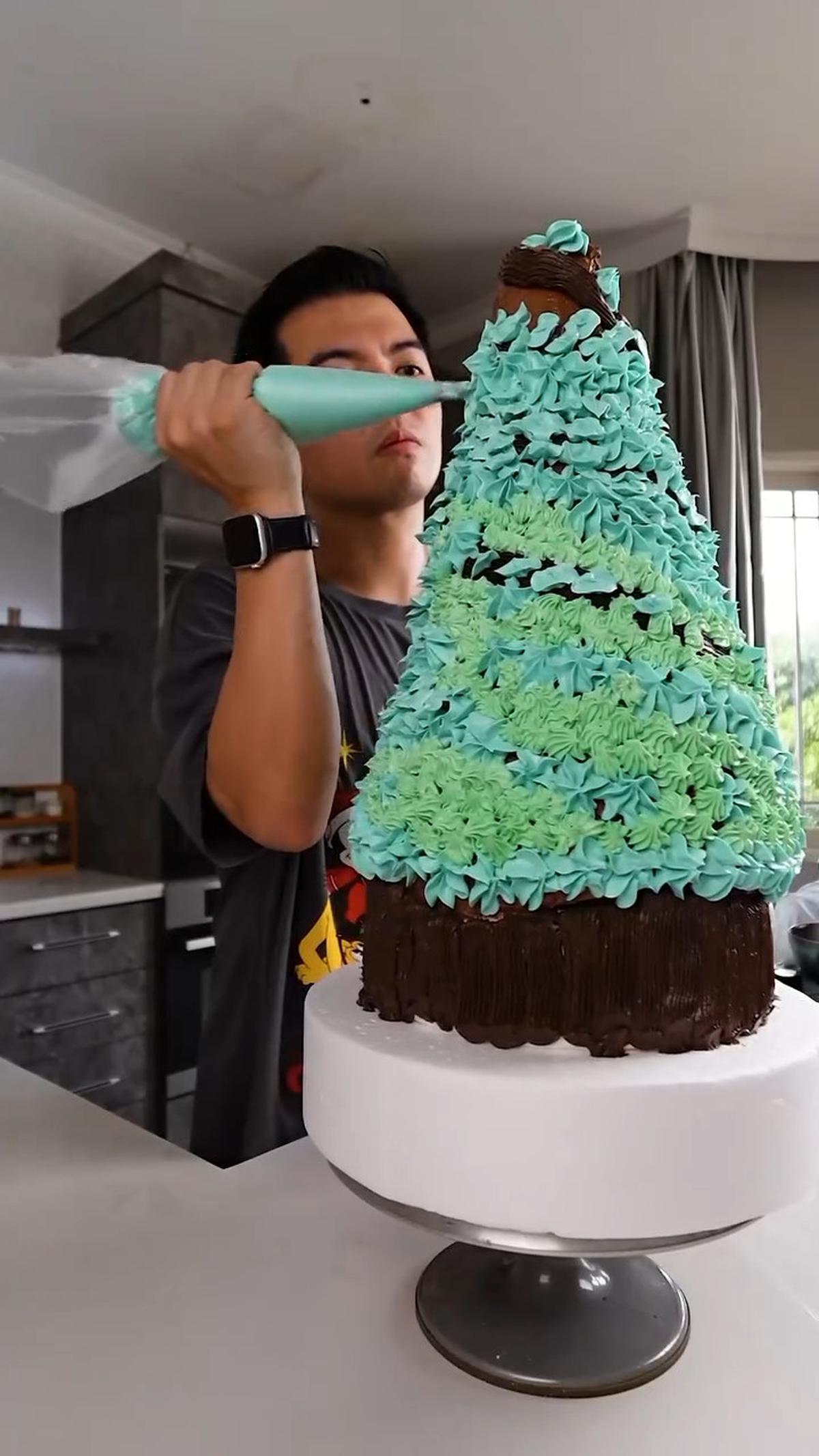 Nicky Tirta Bagikan Video Buat Kue Ukuran Besar Bentuk Pohon Natal, Banjir Pujian