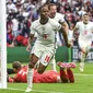 Pemain Inggris Raheem Sterling melakukan selebrasi usai mencetak gol ke gawang Jerman pada pertandingan babak 16 besar Euro 2020 di Stadion Wembley, London, Inggris, Selasa (29/6/2021). Inggris menang 2-0. (Andy Rain, Pool via AP)