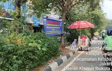 PKL Ini Jualan di Depan Spanduk Aturan Perda soal Larangan Berdagang di Pinggir Jalan