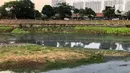 Suasana aliran Kanal Banjir Timur (KBT) yang mengering di kawasan Cipinang Muara, Jakarta, Jumat (11/9/2020). Curah hujan yang rendah selama musim kemarau menyebabkan debit air di kawasan tersebut berkurang sehingga bantaran kanal mengalami kekeringan. (Liputan6.com/Immanuel Antonius)