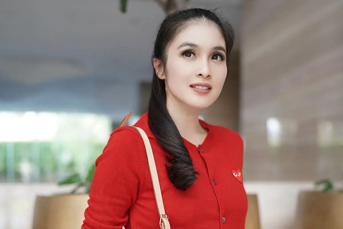 Tampil keren dengan celana Jeans ala Sandra Dewi