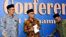 Ketua Umum PP Muhammadiyah, Haedar Nashir (tengah) usai pembacaan pernyataan sikap PP Muhammadiyah terhadap Pilkada Serentak 15 Februari di Jakarta, Senin (13/2). Ada tujuh butir pernyataan sikap PP Muhammadiyah. (Liputan6.com/Helmi Fithriansyah)