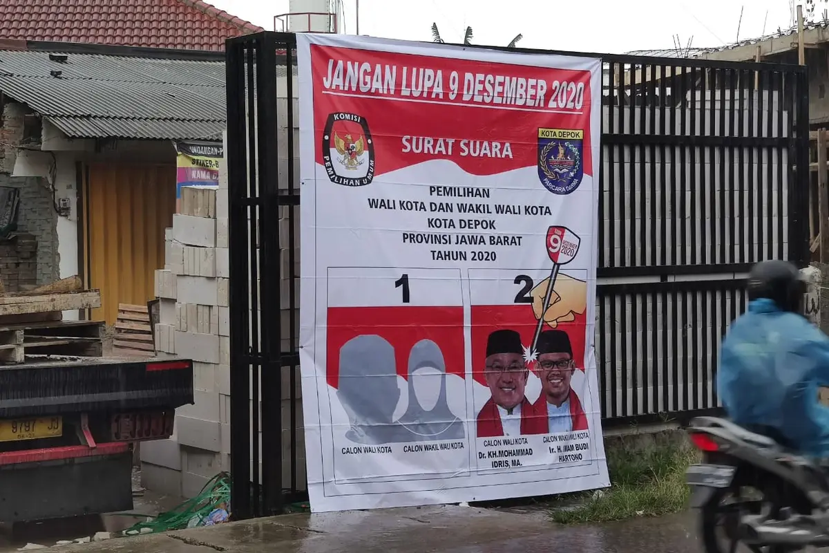 Pada hari terakhir kampanye Pilkada Kota Depok, Bawaslu menemukan alat peraga kampanye paslon yang menggunakan logo Pemerintah Kota Depok dan KPU Kota Depok.