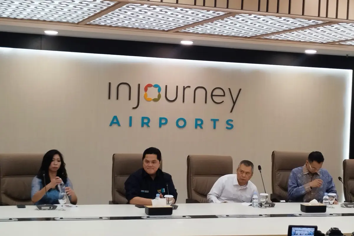 Menteri BUMN Erick Thohir meninjau kesiapan bandara untuk libur Nataru di Terminal 3, Bandara Internasional Soekarno-Hatta, Tangerang Banten, Jumat (20/12/2024).