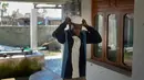 Rajabu Salima, 27, mengenakan topi kufi saat memasuki masjid untuk salat pada bulan ramadan di desa Kumwamba, Pulau Ibo, 14 Mei 2019. Umat Islam di Mozambik melalui bulan Ramadan dengan badai yang menyebabkan sebagian besar masjid hancur dan persediaan makanan sangat terbatas (Zinyange Auntony/AFP)
