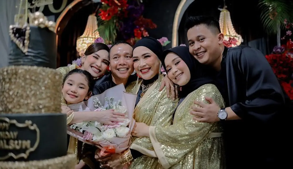 Kebahagiaan Umi Kalsum dan keluarga. (Foto: Instagram/ mom_ayting92_)