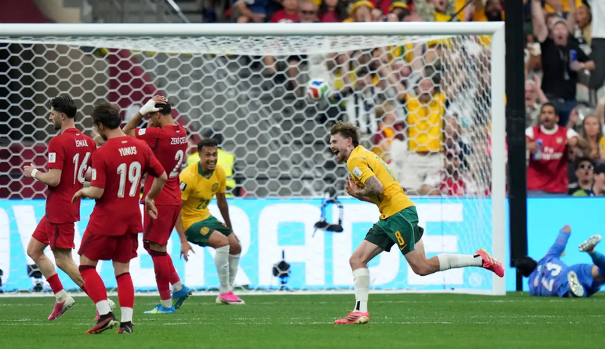 Permainan defensif Australia sangat menyulitkan Turki. Socceroos sendiri mengandalkan serangan balik dan dari skema ini mereka menghasilkan gol dari aksi Nestory Irankunda dan Connor Metcalfe. (Darryl Dyck/The Canadian Press via AP)