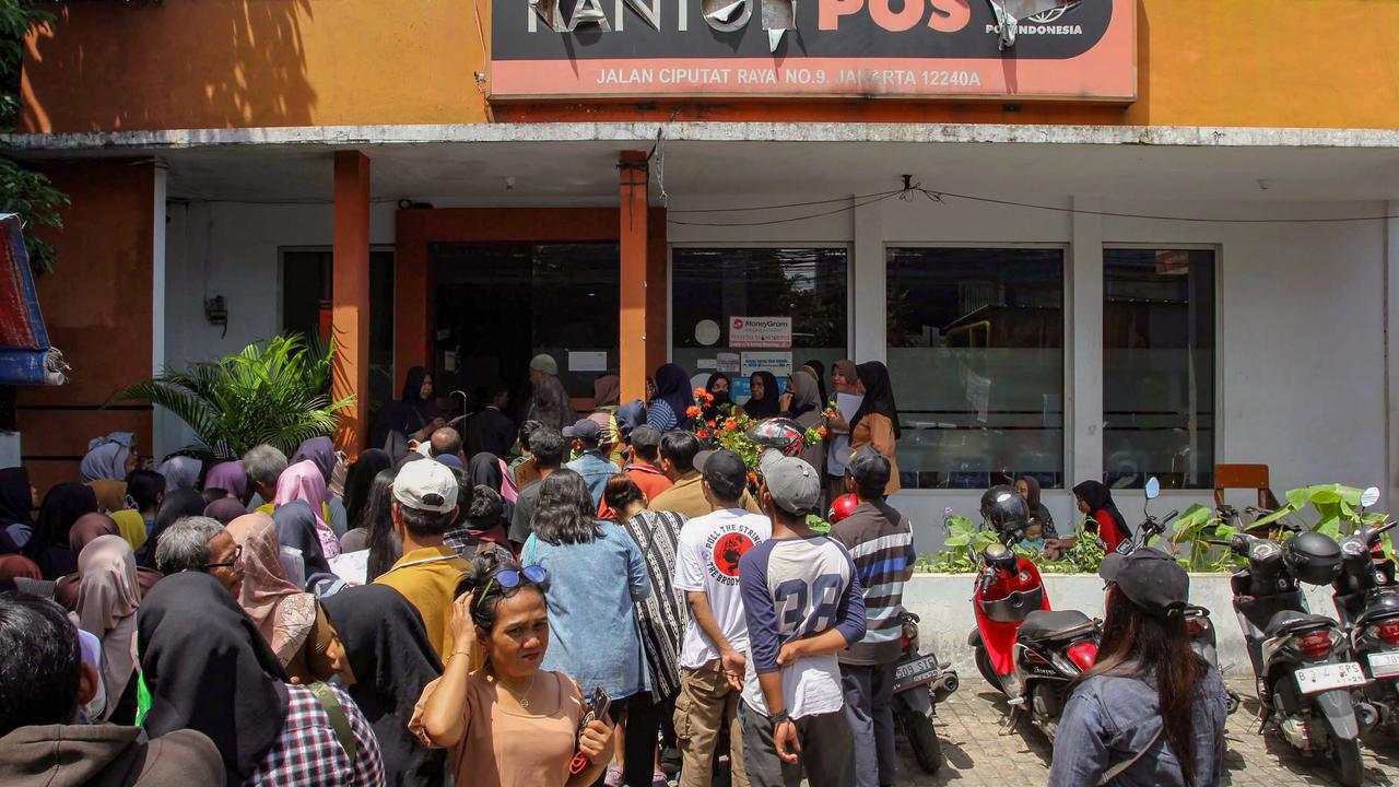FOTO: Warga Antre Memadati Kantor Pos untuk Mengambil BLT Kesra 2025