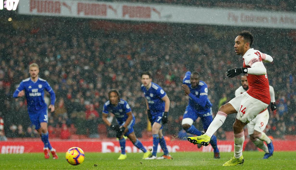 Striker Arsenal, Pierre-Emerick Aubameyang, melepaskan tendangan penalti ke gawang Cardiff City pada laga Premier League di Stadion Emirates, Rabu (30/1). Arsenal menang 2-1 atas Cardiff City. (AFP/Ian Kington)