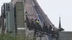Pengunjung menaiki roller coaster di taman hiburan Universal Studios selama uji coba di Beijing, China, Selasa (31/8/2021). Universal Studios mengumumkan Senin, 30 Agustus 2021, bahwa taman hiburan pertamanya di China akan dibuka di ibukota negara pada bulan September. (AP Photo/Ng Han Guan)